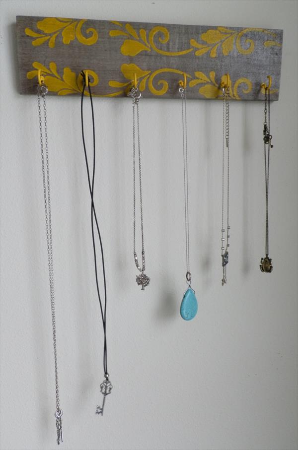pallet-necklace-hanger-3