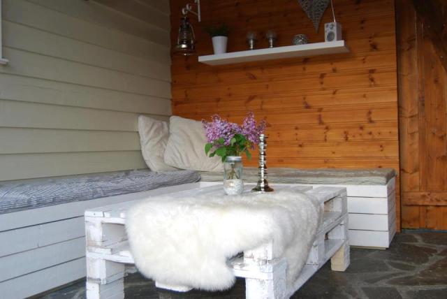 pallet-table-and-sofa